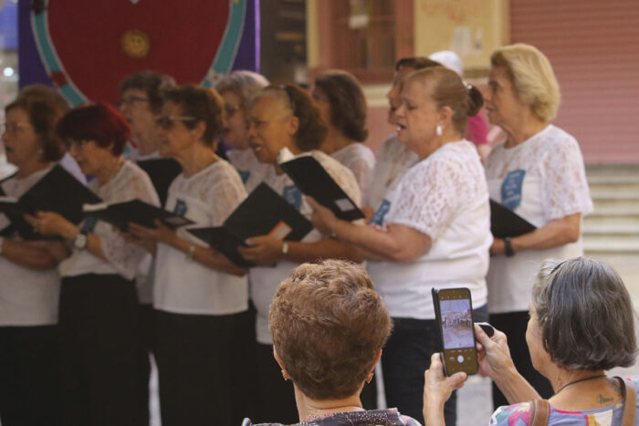 De arte a serviços: Envelhe'SER' acontece no Calçadão da Halfeld 1 serenata idosos by couri