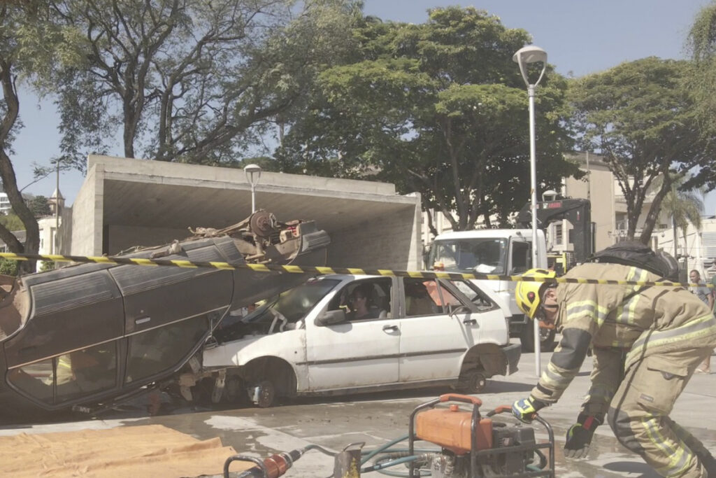 Bombeiros realizam simulado de acidente de trânsito na Praça Antônio Carlos 1 simulacao bombeiros