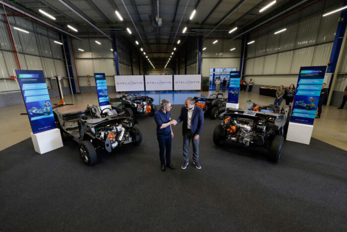 Stellantis, fabricante de Fiat e Jeep, anuncia investimento bilionário em MG 1 Romeu Zema e presidente da Stellantis na América do Sul, Emanuele Cappellano