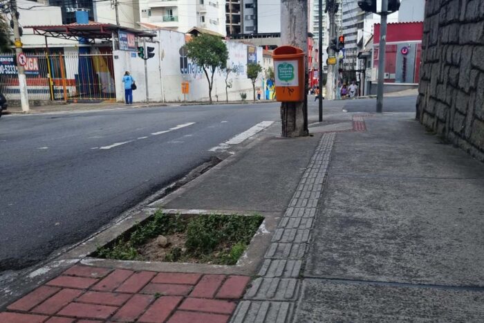 Buraco em calçada no Centro preocupa pedestres 1 vu 09 05
