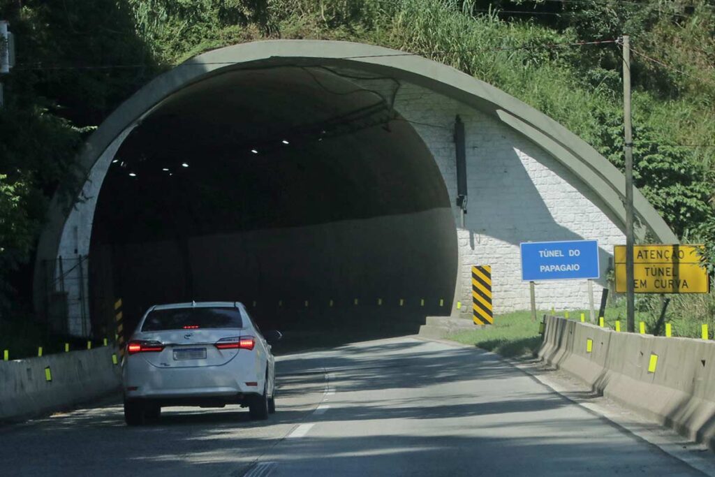 Caminhão tomba na serra de Petrópolis e interdita trecho no sentido Juiz de Fora 1 trecho de Petrópolis da BR-040