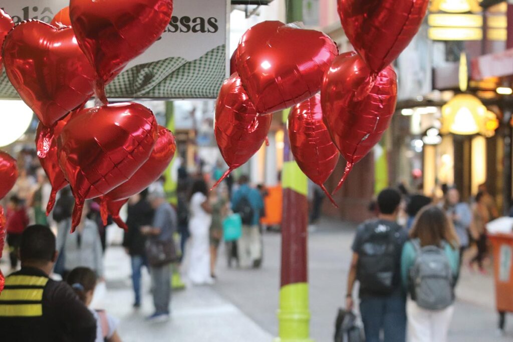 rua enfeitada para o Dia dos Namorados transamérica