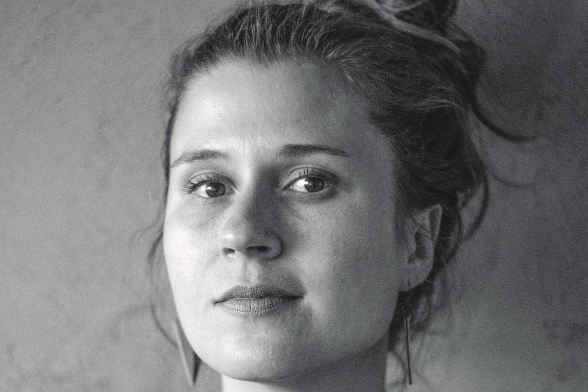 'A mulher do padre', de Carol Rodrigues, escancara desconforto em ser criança 2 Carol Rodrigues autora do livro A mulher do padre Gabriela Barreto Divulgacao