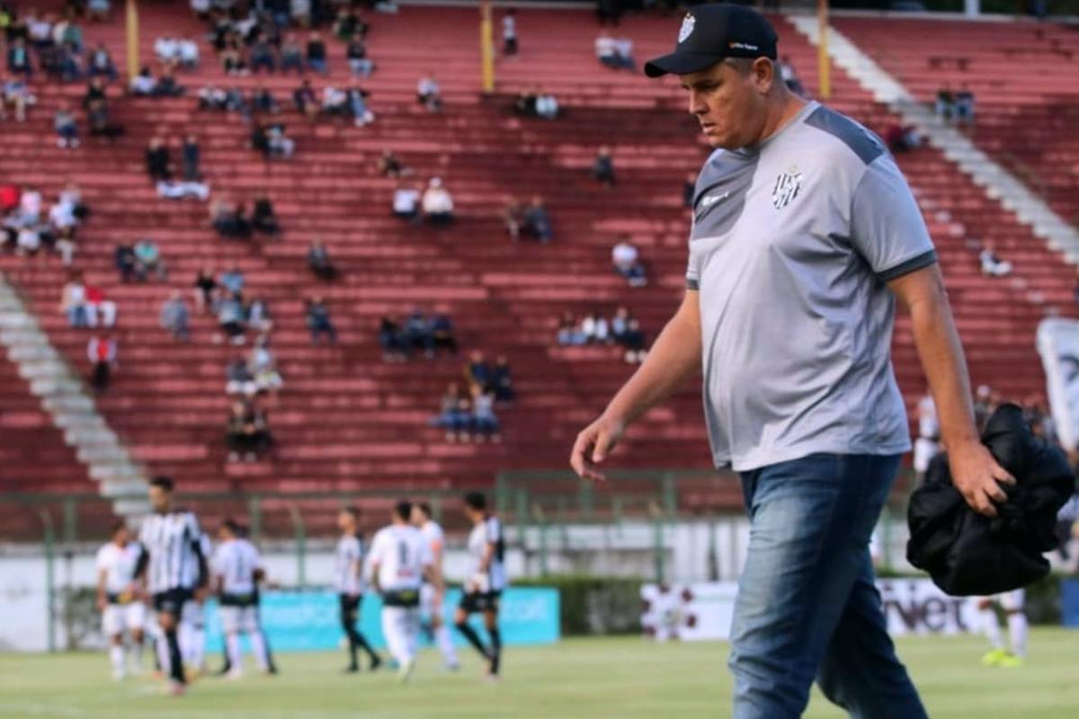 Tupi anuncia saída do técnico Franco Muller após goleada 1 Tupi 4 Leonardo Costa
