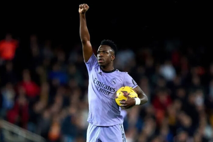 Decisão inédita: Justiça espanhola condena torcedores por racismo contra Vini Jr 1 Vini Jr. racismo foto Reproducao Twitter @LALIGABRA