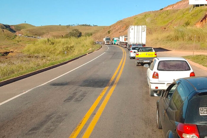 Carreta carregada com bobinas de aço tomba na BR-040 1 acidente br 040 reproducao redes sociais