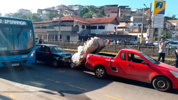 Acidente na Ibitiguaia deixa homem ferido e causa congestionamento 1 Acidente na Ibitiguaia teve reflexos na região central (Foto: Divulgação/PM)