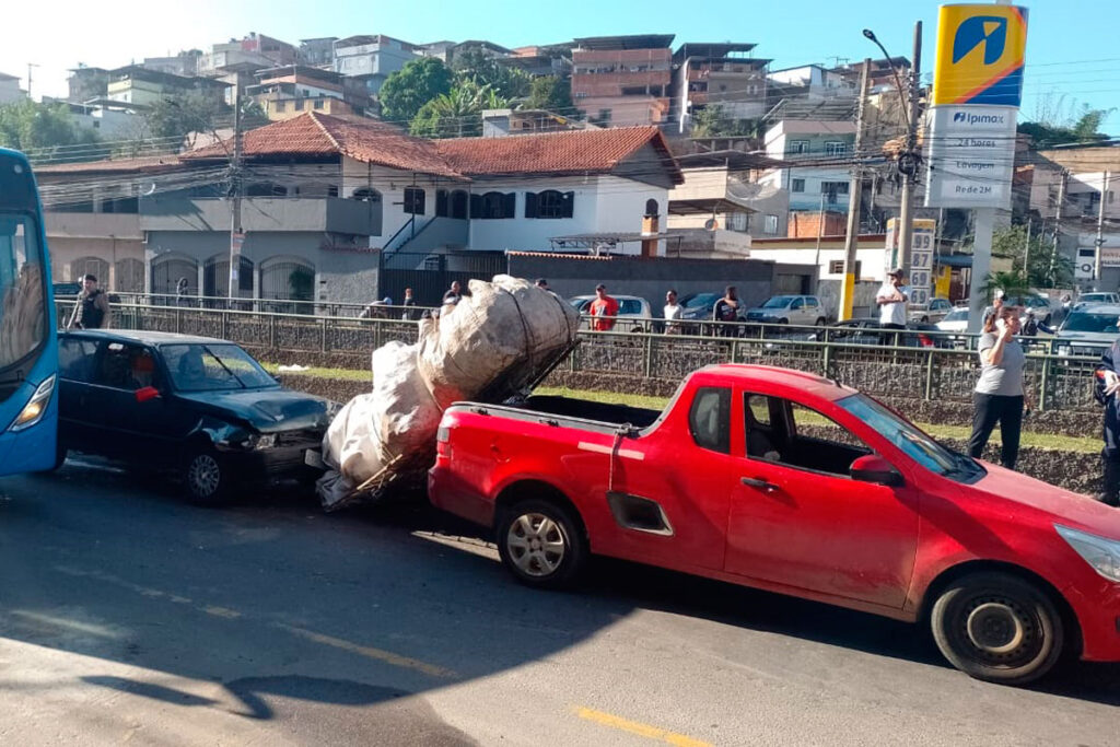 Acidente na Ibitiguaia deixa homem ferido e causa congestionamento 2 acidente ibitiguaia