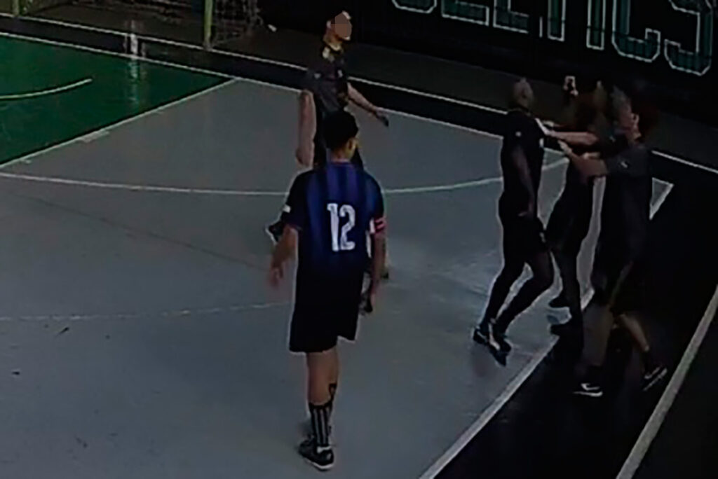 VEJA VÍDEO: Árbitro agride atleta durante competição de futsal em Juiz de Fora 1 agressao arbitro by reproducao editada