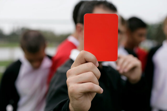 Árbitro de futebol é indenizado após agressão de jogadores em campeonato no interior de Minas 1 Atletas são condenados a indenizar árbitro de futebol por agressão