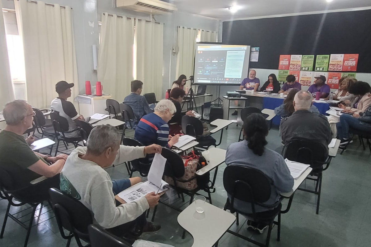 Sindicato decide por continuidade de greve de TAEs em JF; docentes se reúnem nesta quinta