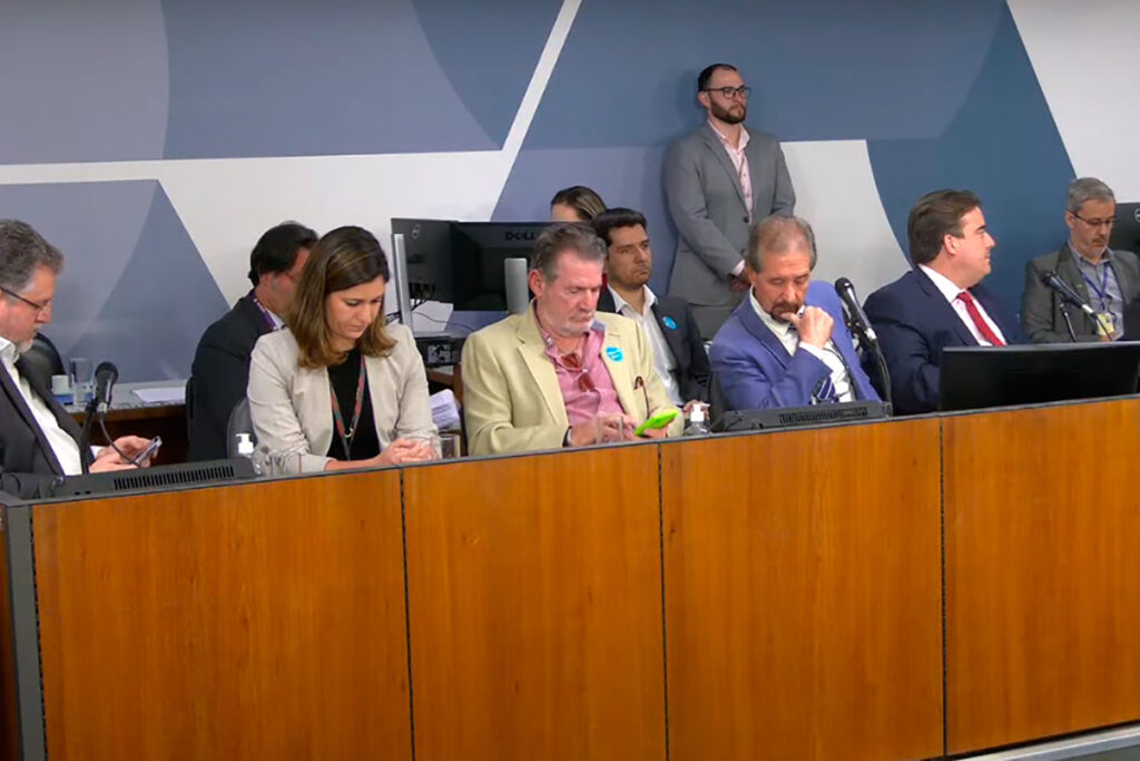 Operadores de telefonia são alvo de questionamentos sobre problemas no serviço em Minas 1 Vivo, Claro, Tim e Anatel respondem questionamentos sobre má qualidade dos serviços