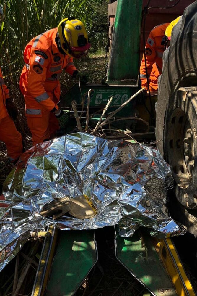Homem morre após ficar preso em máquina de cortar cana 1 bombeiros cana