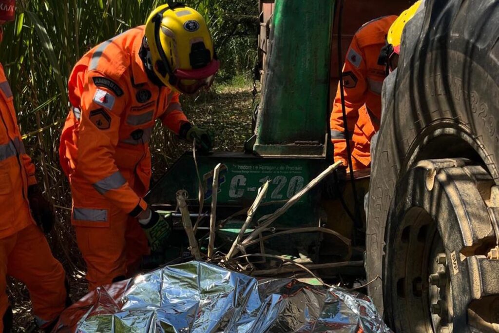 Homem morre após ficar preso em máquina de cortar cana 2 Homem morre após ficar preso em máquina cortadeira de cana