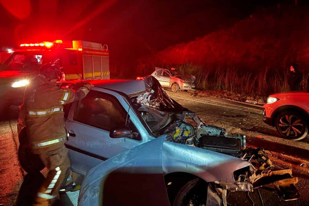 Colisão entre carros causa sexta morte em oito dias na BR-267 1 br 267 acidente penido bombeiros 2