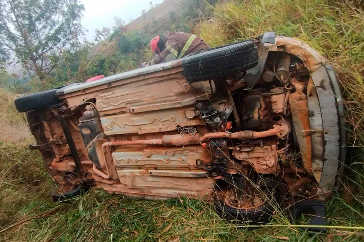 br 267 capotamento com morte foto bombeiros