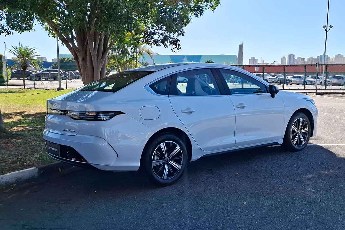 Com menor preço de entrada, BYD King desafia o Toyota Corolla entre os sedãs médios 3 byd king foto divulgacao byd