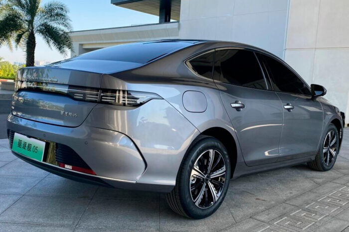 Sedã híbrido BYD King chega mais barato para brigar com o Corolla 2 BYD King