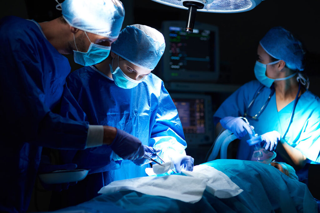Médico deverá pagar R$ 40 mil de indenização a paciente que teve complicações após cirurgia na vesícula 1 cirurgia by freepik