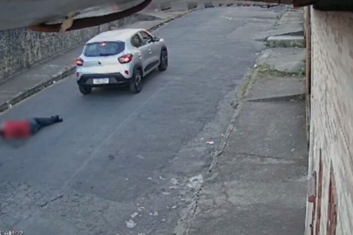Carro atropela e mata idoso que se desequilibrou e caiu na rua 1 idoso atropelado