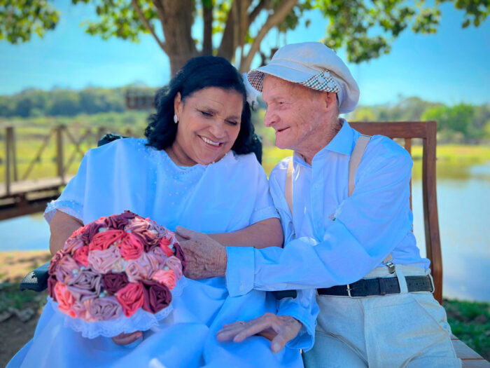 Idoso de 100 anos ganha ensaio fotográfico de pré-casamento 1 Nilza e Paraná, idoso de 100 anos, durante ensaio fotográfico