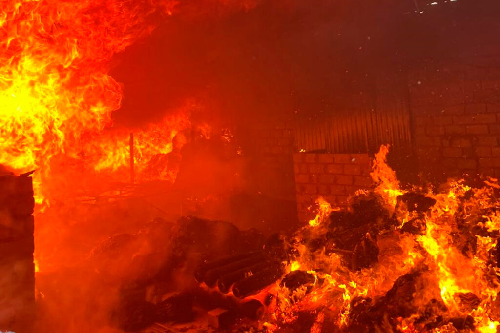 Incêndio atinge fábrica de vassouras em Ubá 5 incêndio