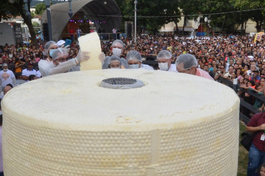 Minas bate recordes de maior queijo, doce de leite e pão de queijo do mundo 1 maior queijo do mundo