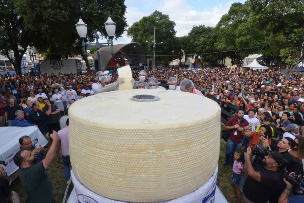Minas bate recordes de maior queijo, doce de leite e pão de queijo do mundo 3 minas maior queijo marco evangelista agencia minas