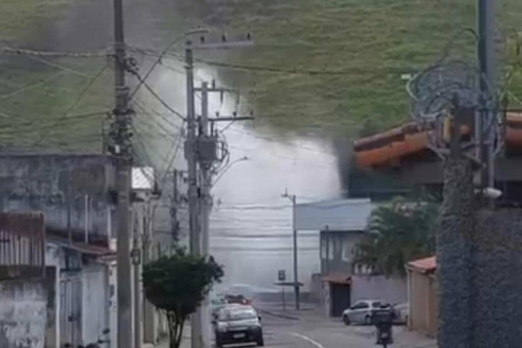 Válvula apresenta problema e água jorra de equipamento da Cesama 1 registro carlos chagas reproducao redes sociais