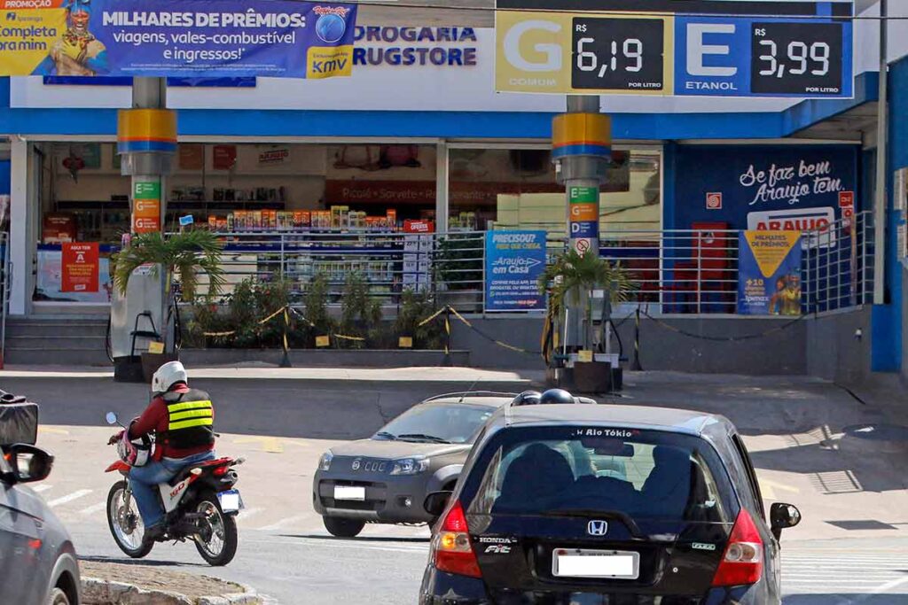 Com reajuste da Petrobras, gasolina ultrapassa R$ 6 e gás atinge R$ 120 em Juiz de Fora 2 Com reajuste da Petrobras, gasolina ultrapassa R$ 6 e gás atinge R$ 120 em Juiz de Fora