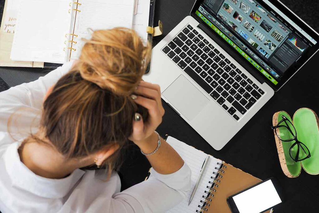 Trabalhadora que 'falou mal' da empresa no LinkedIn é demitida por justa causa em Juiz de Fora 1 Mulher demitida Pexels