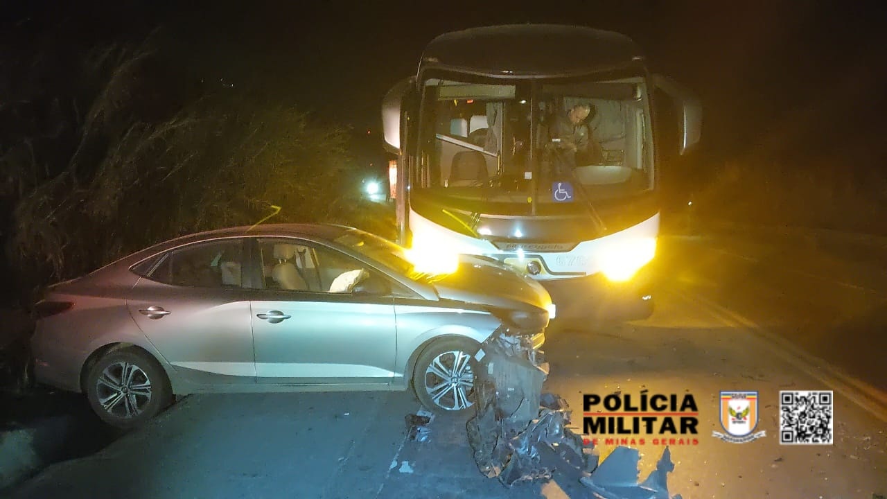 Acidente com cinco veículos na BR-265 deixa duas pessoas feridas 1 Quatro veículos foram afetados pelo acidentes, em que não houve morte (Foto: PMMG)