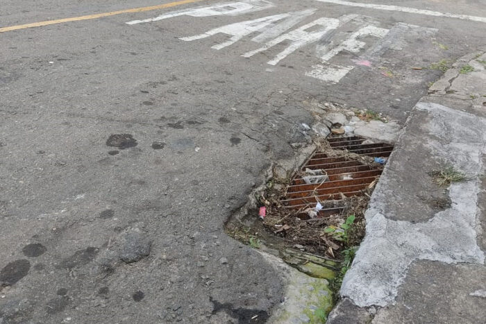 Bueiro com lixo dificulta escoamento da água pluvial na Zona Sul 1 bueiro lixo vu