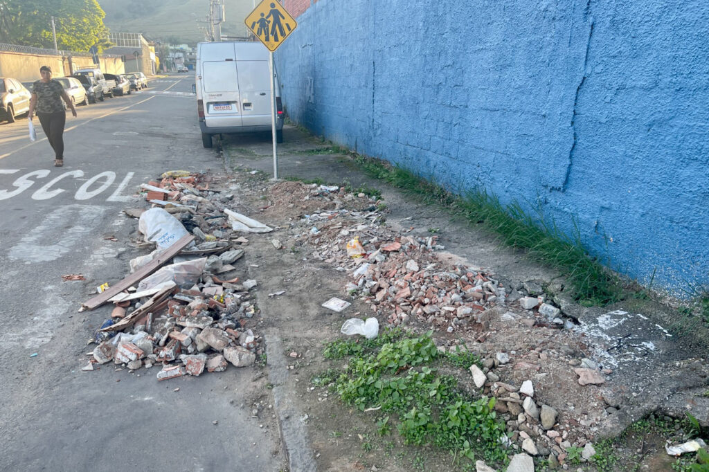 Calçada quebrada prejudica pedestres na Zona Norte 1 calcada vu felipe couri