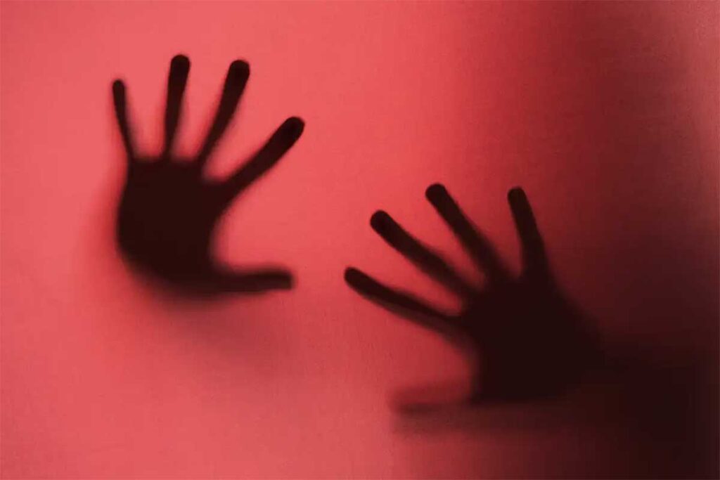 Jovem de 14 anos foi obrigada a entrar em veículo no Bairro Santa Cruz, em Juiz de Fora, fgiu durante o trajeto e foi acolhida por moradores.