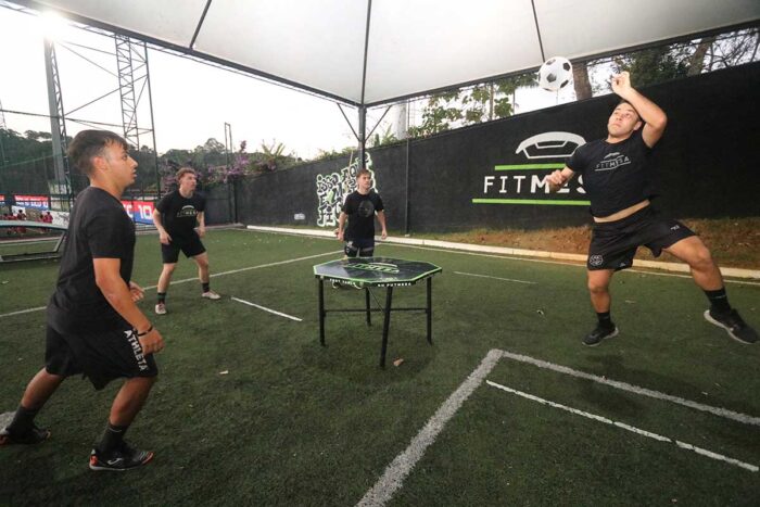 'Irmão' do futmesa praticado em octógono: conheça o foot table 1 foot table1 by felipe couri editada