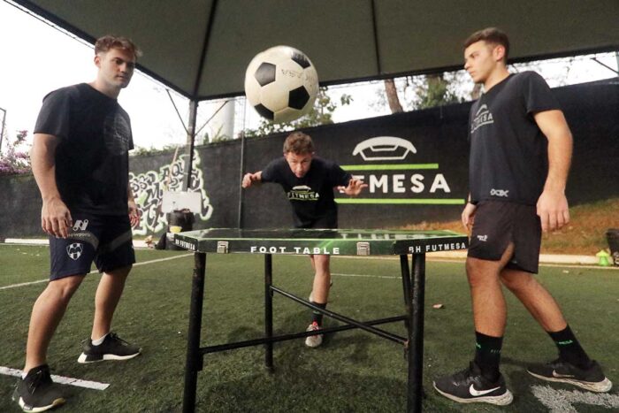 'Irmão' do futmesa praticado em octógono: conheça o foot table 2 foot table3 by felipe couri editada