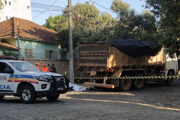 Idoso morre ao cair de moto e ser atropelado por caminhão 1 Idoso morre ao cair de moto e ser atropelado por caminhão