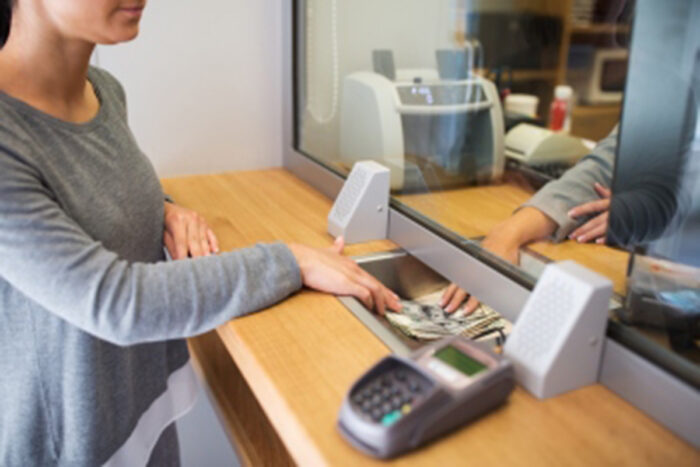 Banco é condenado a indenizar em R$ 10 mil ex-empregada que sofreu acidente em viagem para substituir colega