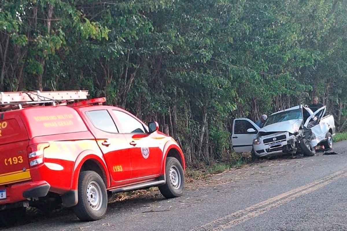 mg 126 carro capota bombeiros