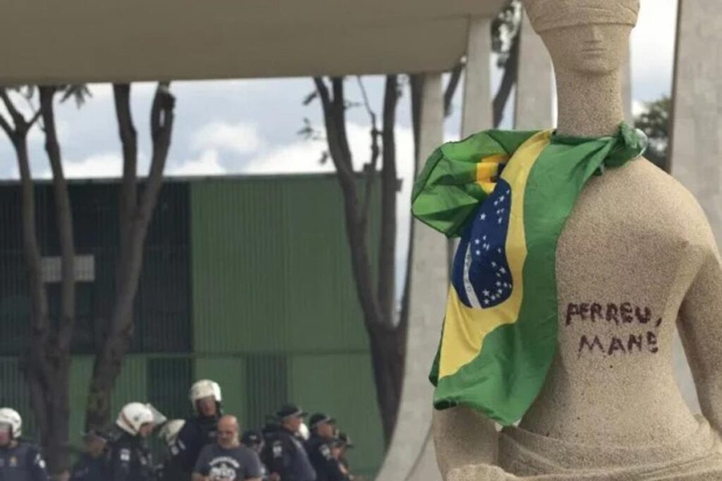 Maioria do STF torna ré acusada de escrever "Perdeu, mané" na estátua 1 Maioria do STF torna ré acusada de escrever "Perdeu, mané" na estátua
