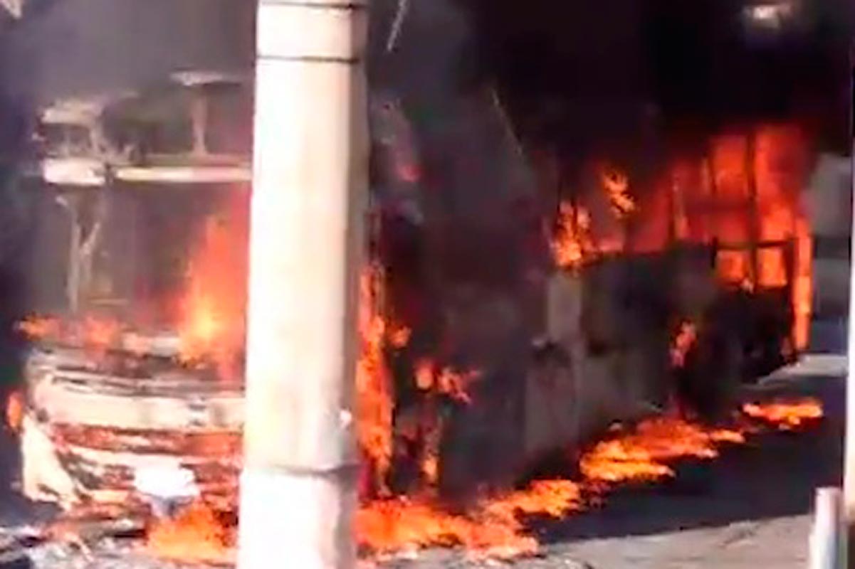 VÍDEO: Ônibus do transporte coletivo é tomado por fogo na Zona Sul 1 onibus pega fogo zona sul foto reproducao