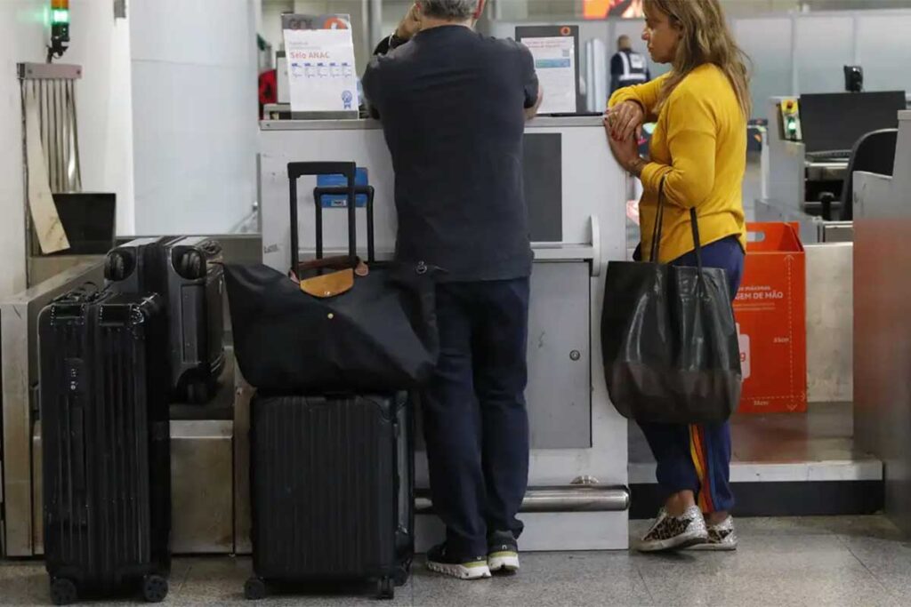 Aposentados poderão comprar passagens aéreas por até R$ 200 cada trecho 1 passagens aereas aeroporto fernando frazao agencia brasil