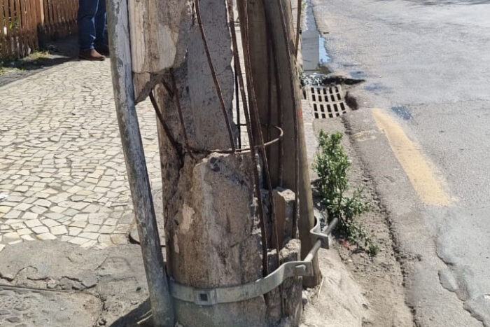 Poste com sustentação quebrada gera riscos no Centro 1 poste vu
