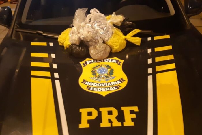 Casal é preso transportando mais de 800 pinos de cocaína em carro com crianças 1 PRF cocaína