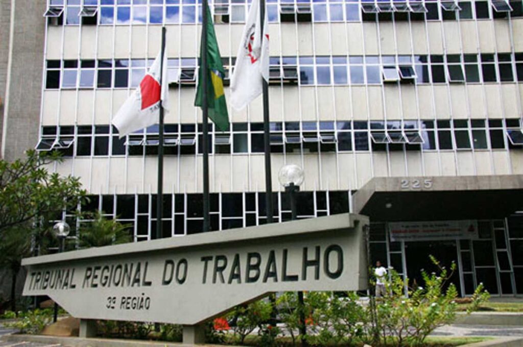 Filhos podem acionar Justiça do Trabalho para cobrar direitos trabalhistas de pai falecido, decide TRT-MG 1 Mantida justa causa de trabalhadora que apelidou colega negra de “Medusa” em referência ao penteado rastafári com “dreadlocks”