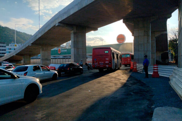 Passagem pela Francisco Bernardino embaixo do viaduto Roza Cabinda é liberada 1 Trânsito Francisco Bernardino
