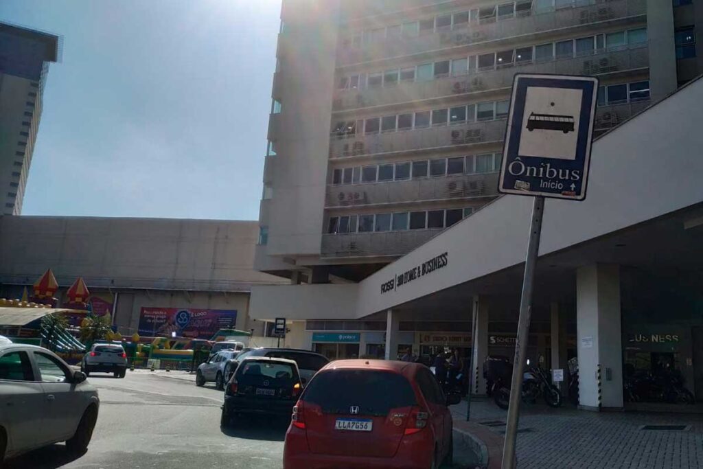 Carros estacionados em ponto de ônibus dificultam o tráfego no Estrela Sul 1 Carros estacionados em ponto de onibus dificulta o fluxo do transito no Estrela Sul