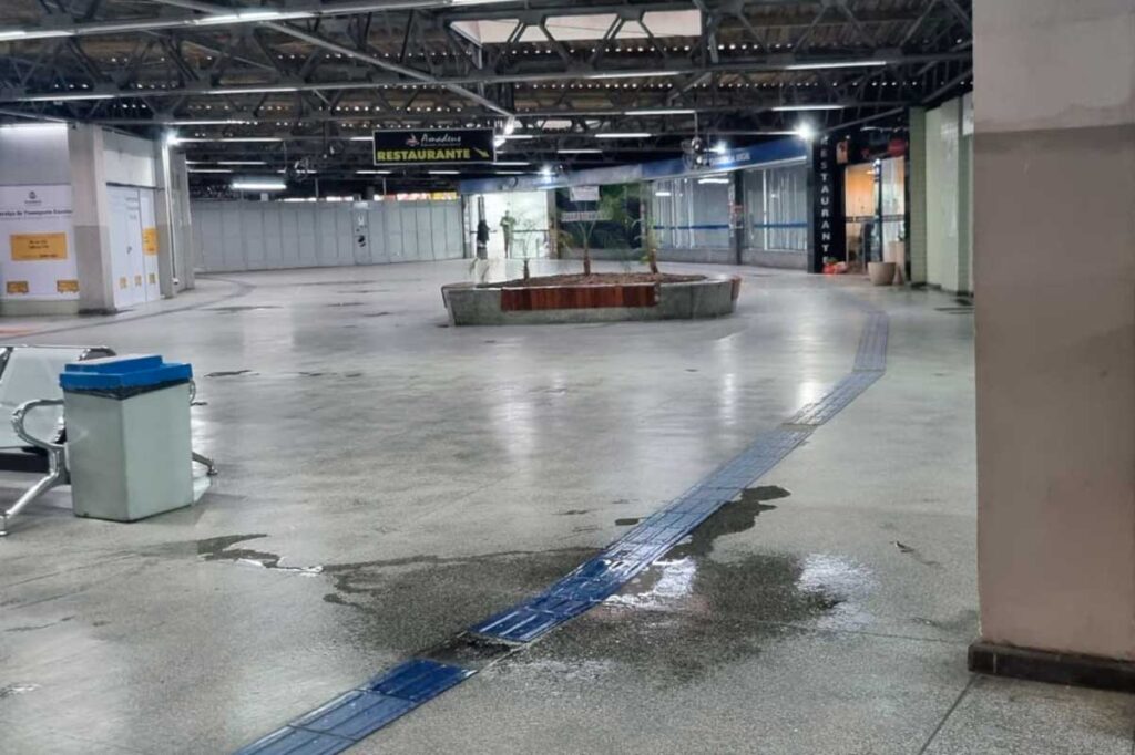 Goteiras causam risco de acidentes na Rodoviária de Juiz de Fora 3 Goteiras causam risco de acidentes na Rodoviaria de Juiz de Fora