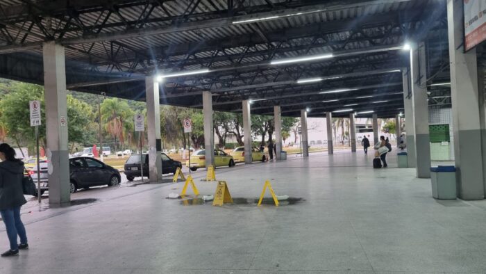 Goteiras causam risco de acidentes na Rodoviária de Juiz de Fora 1 Goteiras causam risco de acidentes na Rodoviaria de Juiz de Fora 2